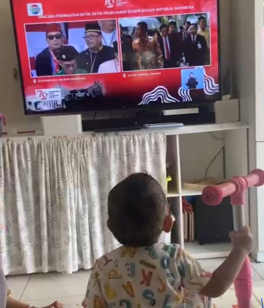 Cucu saya Aby melihat wajah saya dan Kang Emil di layar TV.