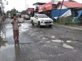 Jalan Rusak, Ketua RT Protes Gunakan Pengeras Suara